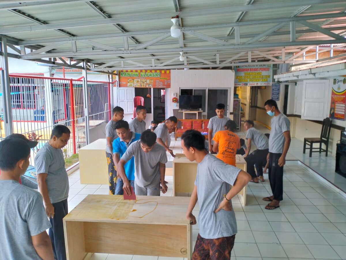 WBP Lapas Kelas III Suliki saat mengikuti pelatihan mebel. IST