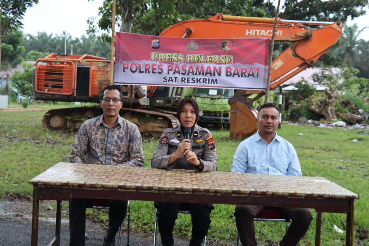 Jumpa pers terkait PETI di Pasbar. Osniwati