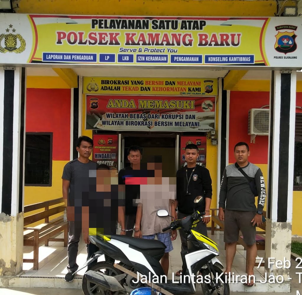 Kapolsek Kamang Baru AKP Syafrudin Arif didampingi Kanit Reskrim beserta anggota Polsek bersama pelaku dan barang bukti kasus pencurian di dealer Yamaha Kacamatan Kamang Baru.