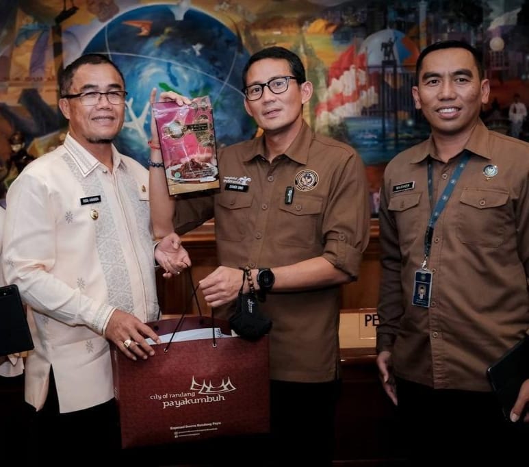Foto bersama PJ wako payakumbuh Rida Ananda dan Menteri Sandiaga Uno, usai presentasikan rendang