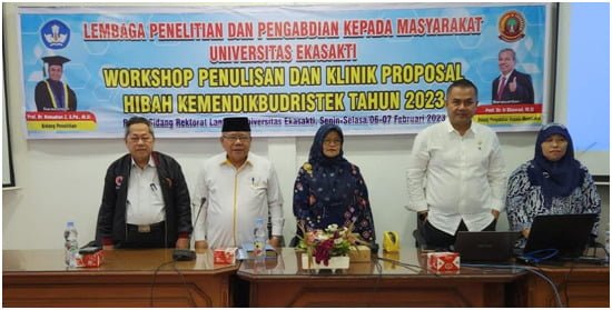 Nasumber diabadikan bersama Rektor, Warek 1 dan Ketua LPPM UNES pada acara workshop.