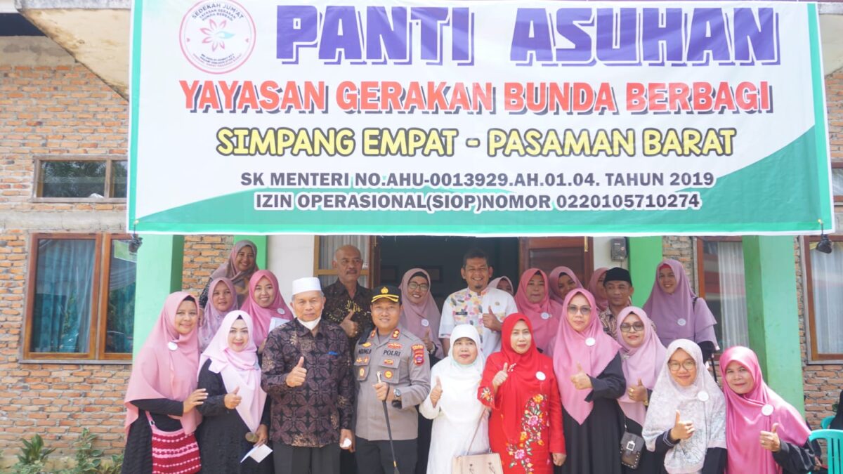 Bupati Hamsuardi, Kapolres Pasbar AKBP Agung Basuki serta stakeholder terkait lainnya foto bersama setelah melakukan peletakan batu pertama membangun asrama. Osniwati