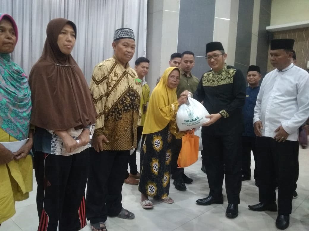 Penyerahan bantuan kepada 560 mustahik di Kecamatan Padang Timur secara simbolis. IST