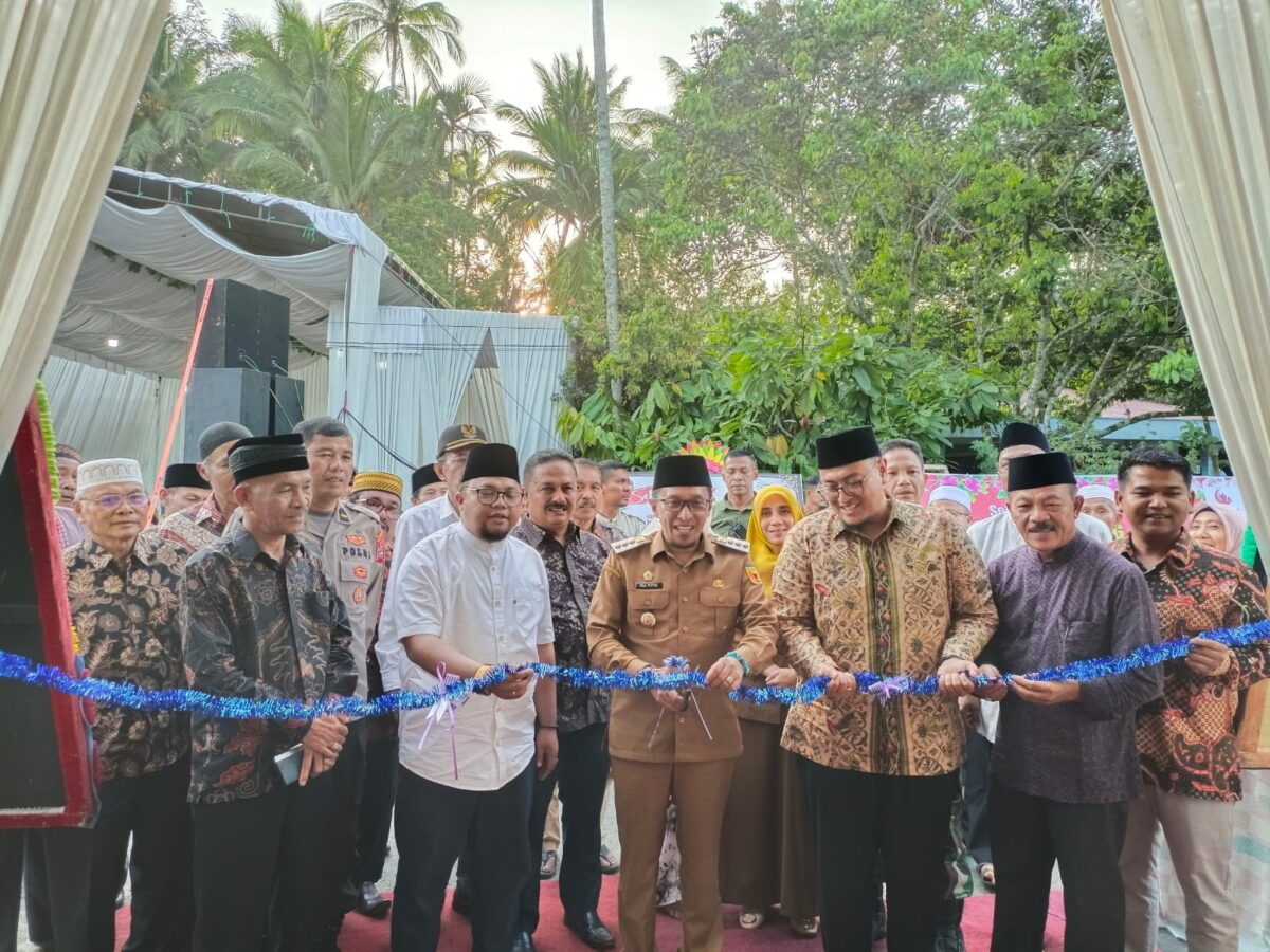 Bupati Tanah Datar Eka Putra dan Direktur Bayu Armada saat pengguntingan pita saat peresmian Kantor AET Travel Sumbar Riau Jambi di Rambatan Tanah Datar. Rezky