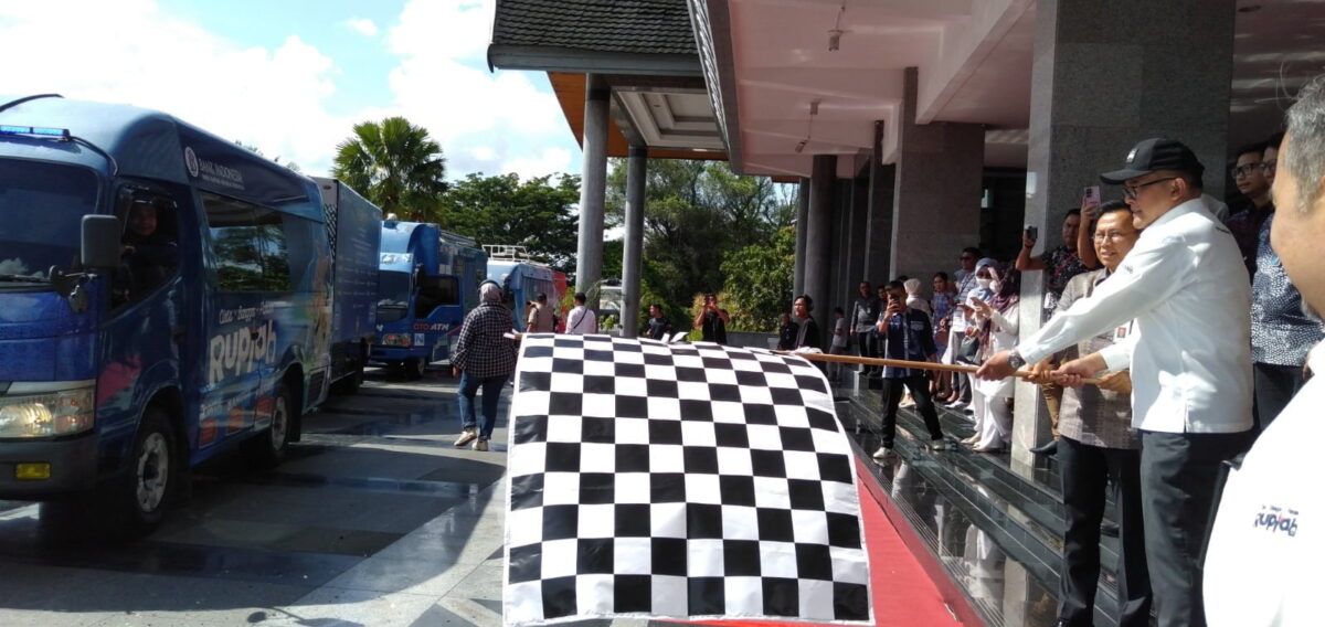 Kepala BI Sumbar Endang Kurnia Saputra dan pihak terkait lainnya bersama pimpinan penbankan yang hadir saat pelepasan mobil penukaran uang untuk kebutuhan Ramadan dan lebaran tahun 2023, Selasa (21/3). WINDA