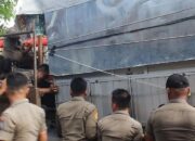 Abaikan Peringatan Petugas, Lapak-lapak PKL di Sepanjang Trotoar Jalan Disita Satpol PP Padang