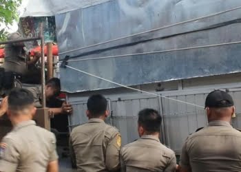 Abaikan Peringatan Petugas, Lapak-lapak PKL di Sepanjang Trotoar Jalan Disita Satpol PP Padang