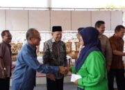 Tokoh Masyarakat Tanah Datar H Sainir Dt Singguno Berikan Bantuan untuk 116 Petugas Kebersihan