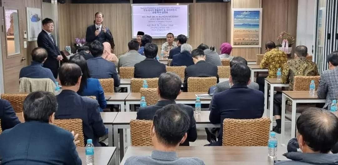 Di hadapan puluhan investor dari Korea SelatanGenius memaparkan sejumlah peluang investasi. YUHENDRA