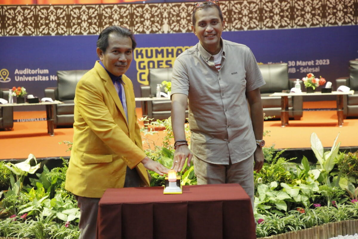 Wakil Menteri Hukum dan Hak Asasi Manusia (Wamenkumham) RI Edward Omar Sharif Hiariej bersama Wakil Rektor I UNP, Refdinal, meresmikan 12 program studi (prodi) baru di Universitas Negeri Padang (UNP) Kamis (30/3) di Auditorium UNP. IST/HUMASUNP