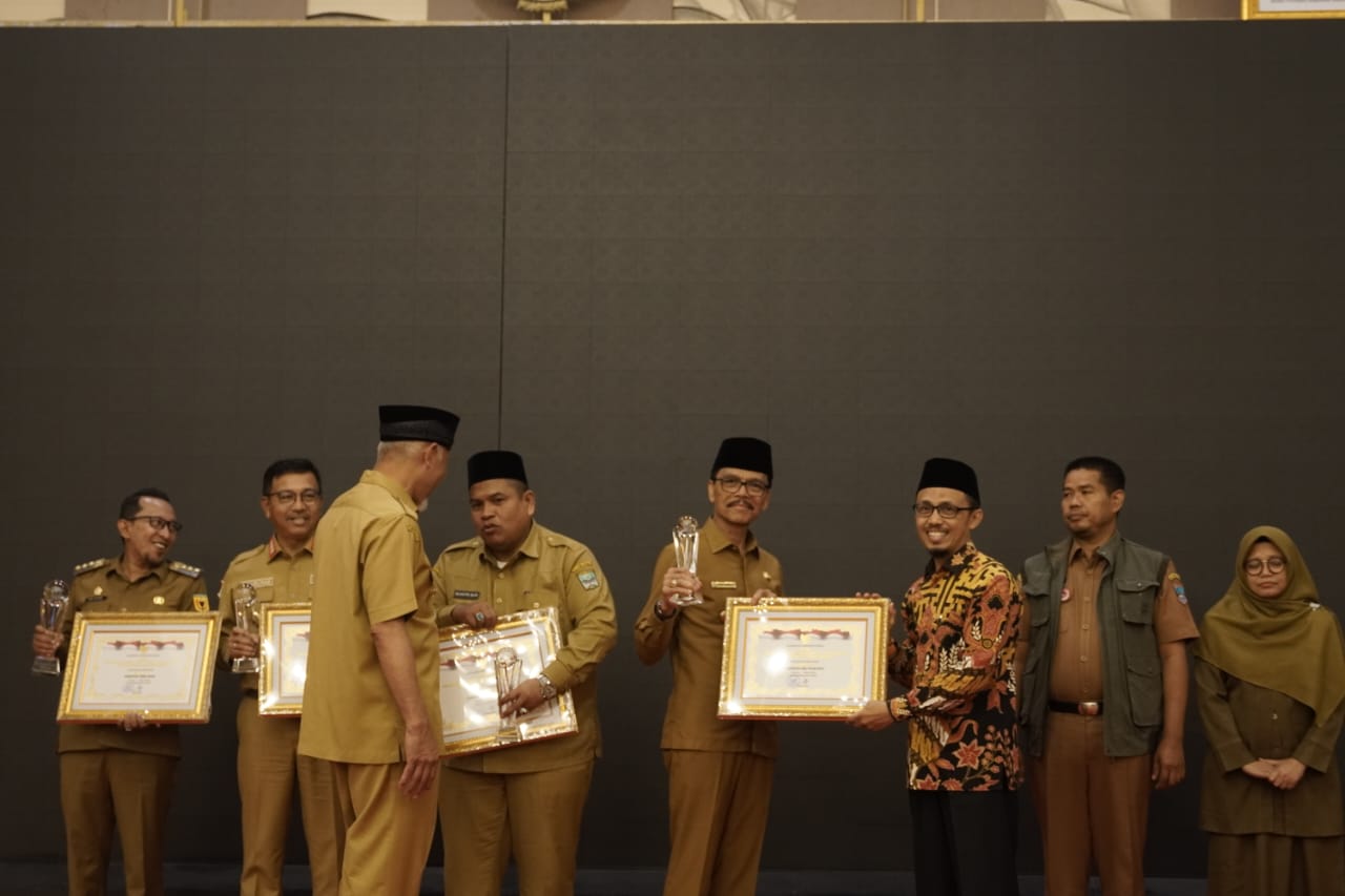 Bupati Lima Puluh Kota, Safaruddin Dt. Bandaro Rajo menerima penghargaan tingkat Sumbar. ist