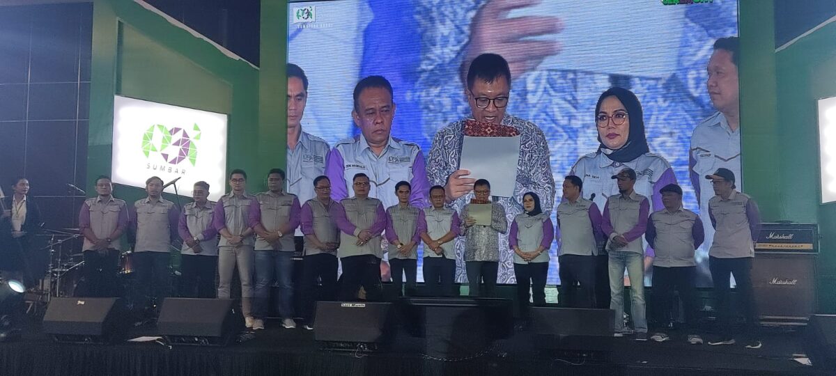 Ketua Umum P3I Pusat, Janoe Arijanto membacakan SK Pengurus P3I Sumbar periode 2022-2026. Yarsina Devi terpilih secara aklamasi menjadi Ketua Umum P3I Sumbar periode 2022-2026 di Mercure Hotel Padang, Senin (6/3).Dafit