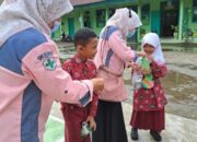 Murid MIN 3 Padang Diberi Obat Cacing
