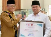 Kakankemenag Padang Edy Oktafiandi Terima Penghargaan dari Walikota