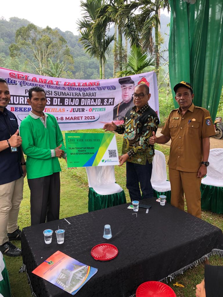 Teks Foto : Nurkhalis Dt. Bijo Dirajo menyerahkan secara simbolis kartu BPJS Ketenagakerjaan kepada salah seorang warga Situjuah Gadang. Ist
