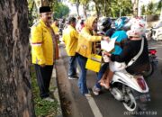 Golkar Sumbar Bagikan Ratusan Paket Takjil Gratis Setiap Hari