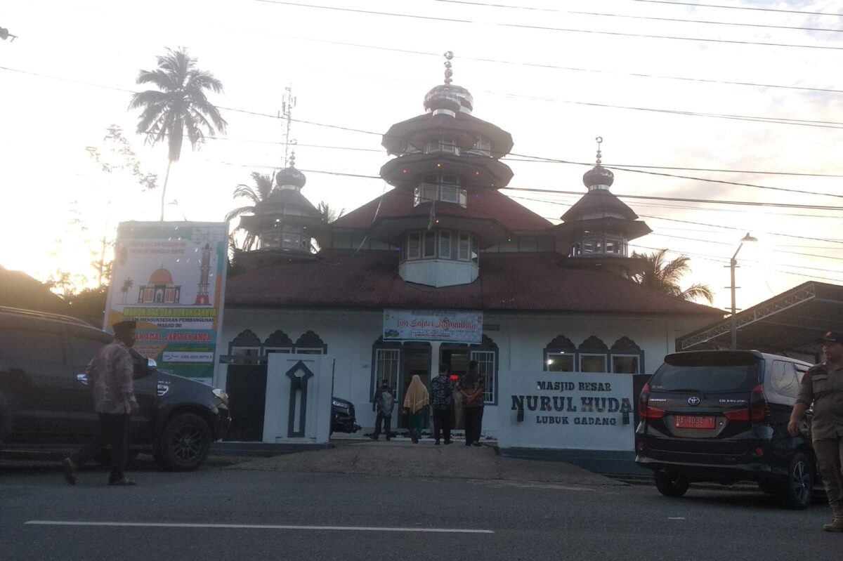 Suasana persiapan kunjungan safari Ramadan oleh pihak pengurus masjid di Masjid Nurul Huda Lubuk Gadang, Solok Selatan, beberapa hari lalu. KIKI NOFRIJUM