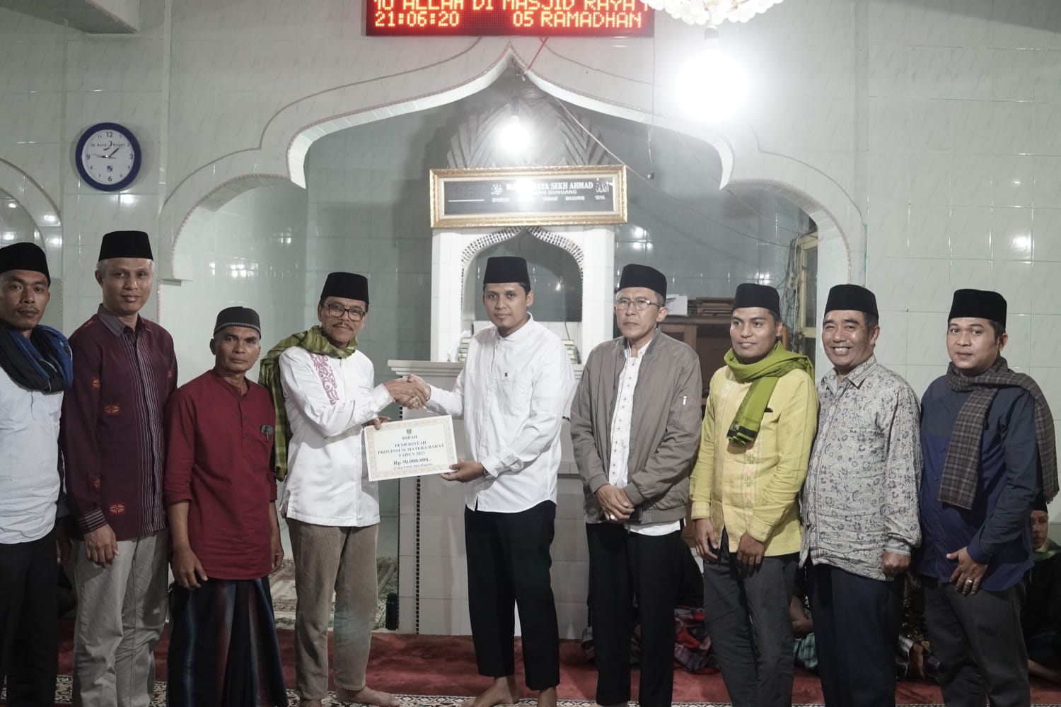 TSR Pemprov Sumbar berikan bantuan Rp50 juta untuk Masjid Raya Baruah Gunuang. ist