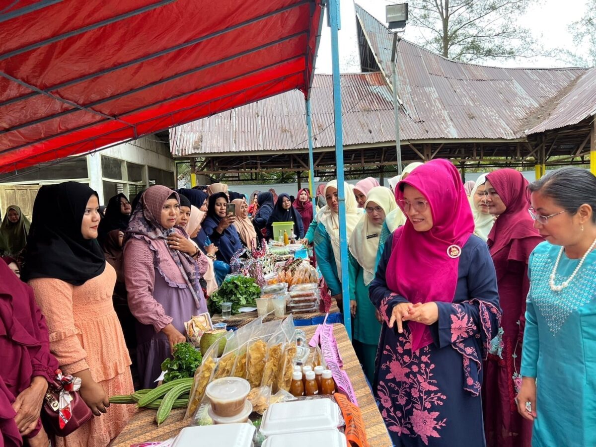 Ketua TP-PKK Pasbar, Titi Hamsuardi meninjau produk hasil olahan TP-PKK Pasbar, beberapa waktu yang lalu. IST