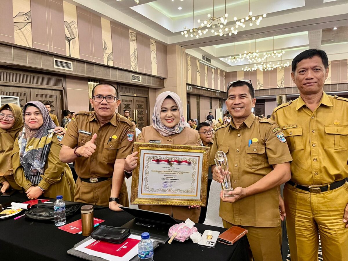 Kepala Bappelitbangda Kabupaten Pasaman Barat, Harlina Syahputri, SH MM bersama tim menerima penghargaan PPD tingkat Sumbar. Osniwati