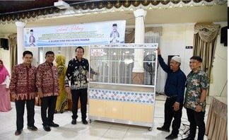 Wali Kota Pariaman, Genius menyerahkan bantuan kepada pelaku industri makanan kecil di Balairung Rumah Dinas Walikota Pariaman, Kamis (30/3).