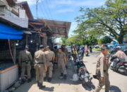 Satpol PP Kota Padang Bongkar Lapak di Jalan Adinegoro