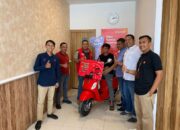 Beri Apresiasi Pelanggan Sumatra, Telkomsel Serahkan Hadiah Motor Vespa LX 125 dari Program Poin Festival Lucky Draw