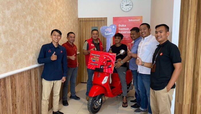 Beri Apresiasi Pelanggan Sumatra, Telkomsel Serahkan Hadiah Motor Vespa LX 125 dari Program Poin Festival Lucky Draw