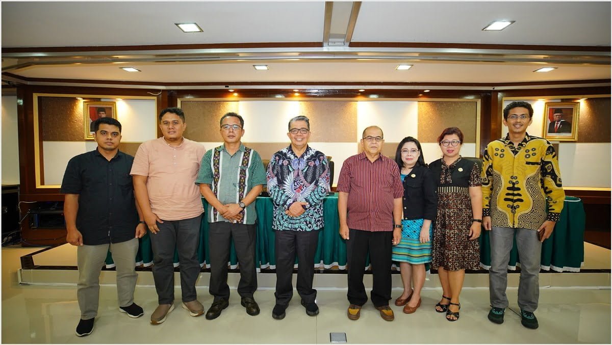 Rektor Universitas Andalas Prof Dr Yuliandri SH, MH dengan IKPI Cabang Padang. IST
