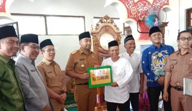 Wakil Gubernur Sumbar Audy Joinaldy saat melakukan Safari Ramadan di Masjid Baitul Rahman Gasan Kaciak, Nagari Tiku Selatan, Senin (27/3).PERI MUSLIADI