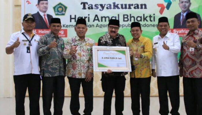 Peduli Dunia Pendidikan, Haji Azwar Wahid Terima Penghargaan dari Kementerian Agama
