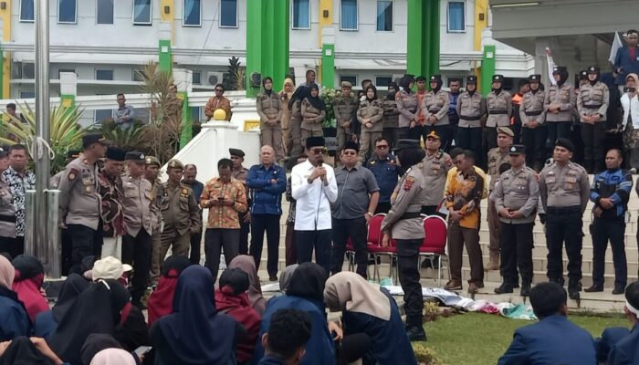 Mahasiswa Politeknik Pertanian Payakumbuh Demo ke Kantor Bupati Lima Puluh Kota, Ini Pertanyaan Mahasiswa!