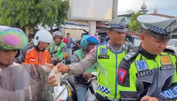 Satlantas Polresta Padang Bagikan Ratusan Takjil Gratis