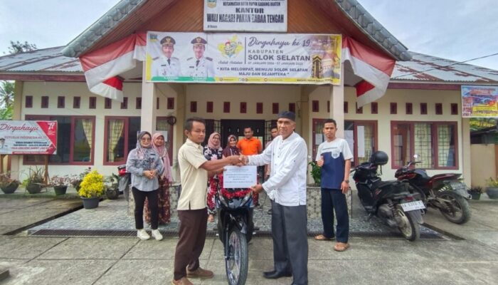 Jorong Berprestasi, Nagari Pakan Rabaa Tengah Serahkan Satu Unit Motor Operasional