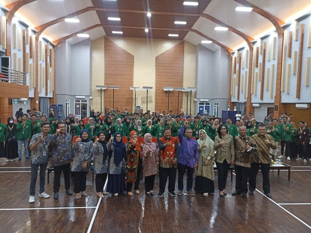 Anggota DPR RI Komisi IV, Hermanto berfoto bersama pada acara Parlemen Kampus 2023, di Unand, Rabu (15/3). FARDIANTO