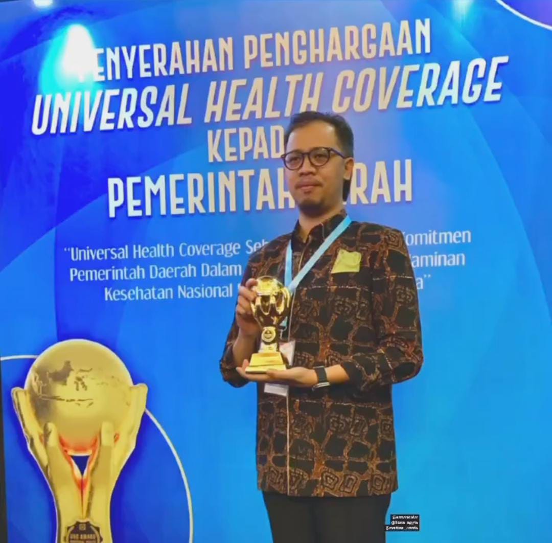 Wali Kota Bukittinggi Erman Safar menerima penghargaan Universal Health Coverage (UHC) 2023 di Balai Sudirman Jakarta, Selasa (14/3). IST