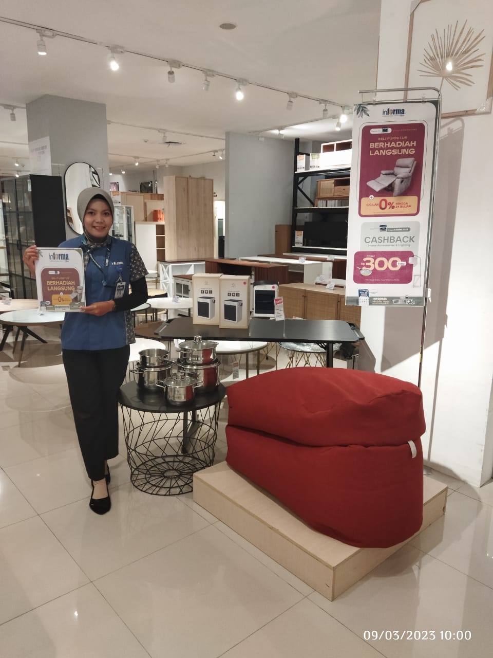 Salah satu promo produk beli furnitur berhadiah langsung cicilan 0 hingga 24 bulan. Kamis (9/3). PUTRI MERI YANTI PERTIWI.