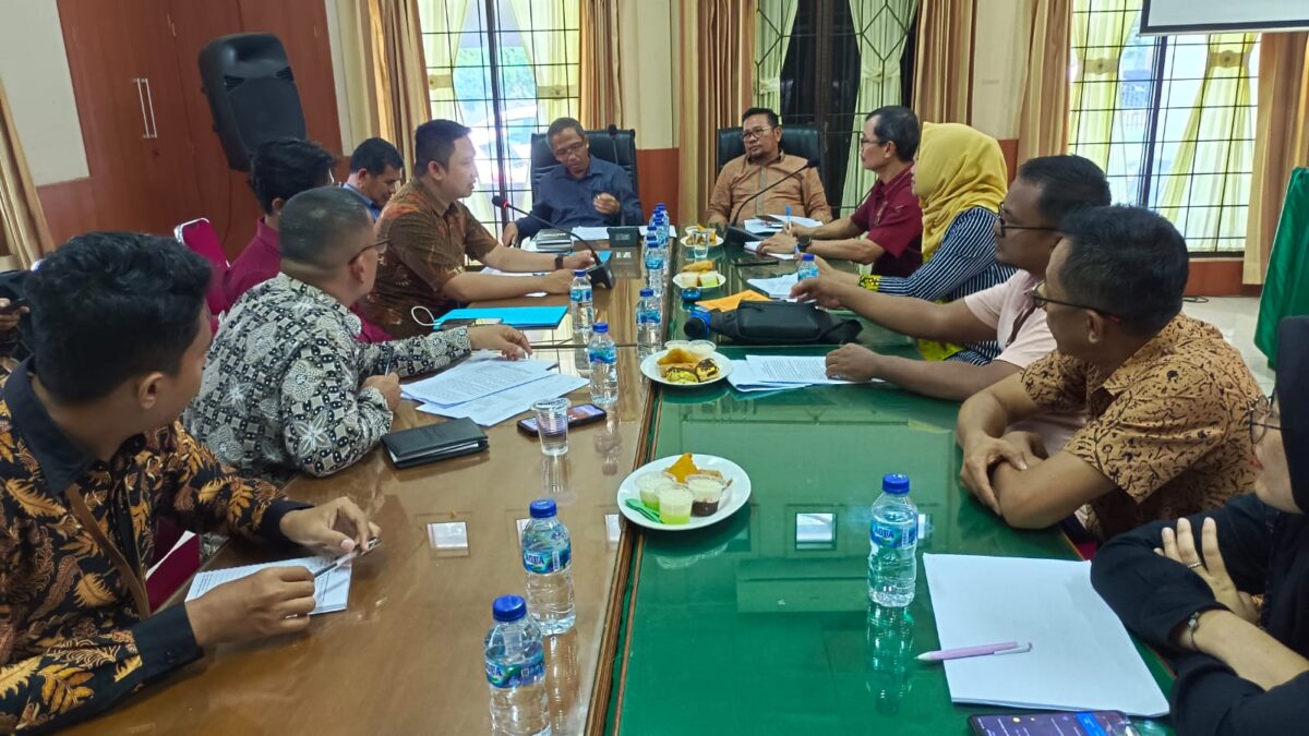 Badan Pengawas Pemilu (Bawaslu) Sumatera Barat (Sumbar) menggelar rapat penyusunan risiko kecurangan atas pengelolaan anggaran Pemilihan Umum (Pemilu) dan Pemilihan Kepala Daerah (Pilkada) bersama Badan Badan Pengawasan Keuangan dan Pembangunan (BPKP) Sumbar, Kamis (2/3). FARDI