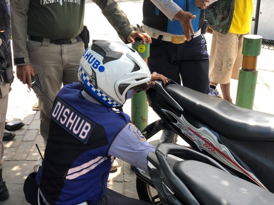 Penindakan kendaraan yang parkir dan warga yang berjualan di trotoar Jalan Tarandam Kelurahan Sawahan Timur, Rabu (8/3). DARWINA