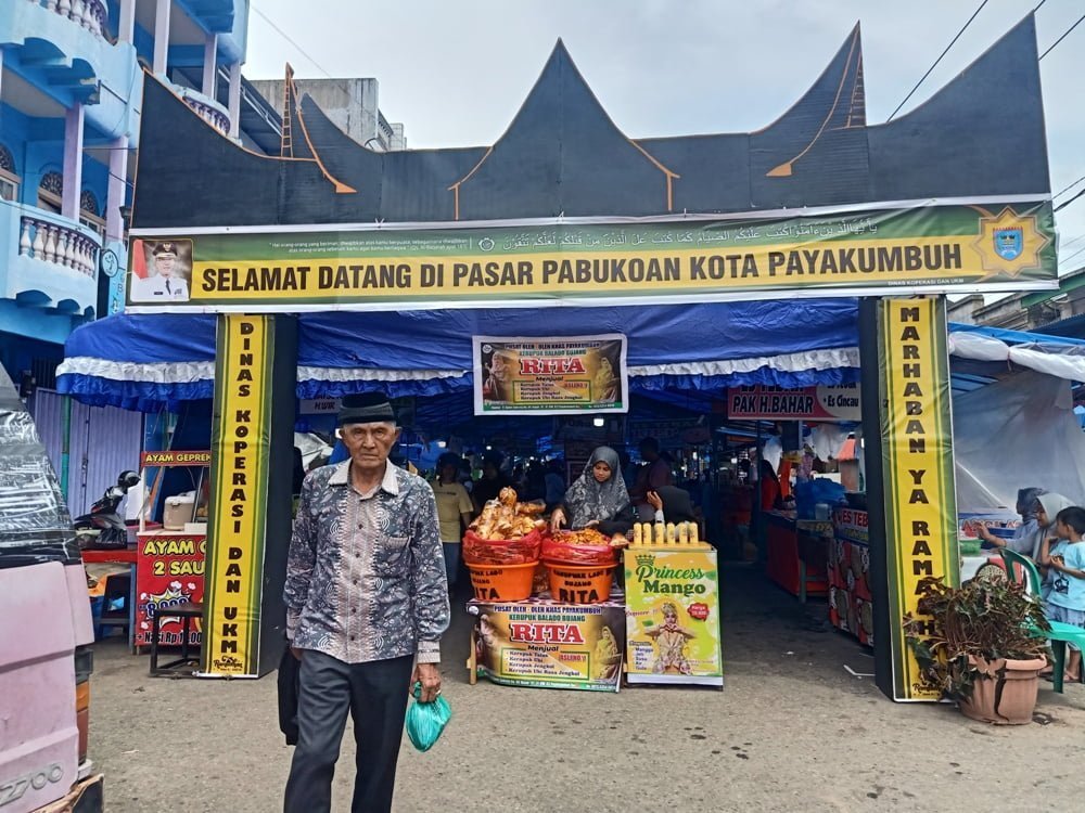 Pemko pastikan tidak ada pungutan yang tak jelas di Pasa Pabukoan Kota Payakumbuh. ada 140 pedagang yang berjualan menu berbuka puasa. DADANG