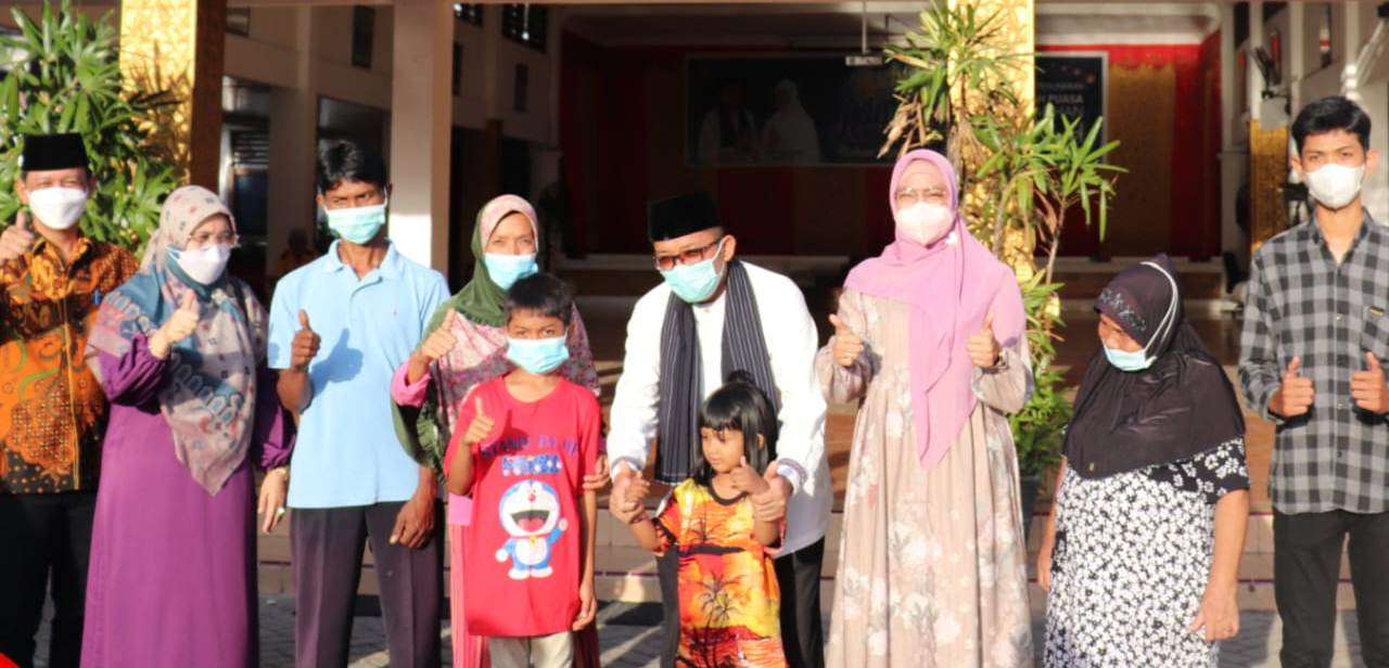 Wali Kota Padang Hendri Septa saat pelaksanaan Program Semata pada Ramadan tahun 2022 di Lubuk Begalung.  IST