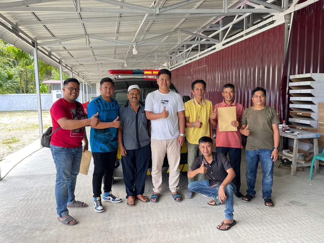 Wali Nagari Solok Bio-Bio bersama warganya usai membeli satu unit mobil ambulan untuk kepentingan bersama. IST