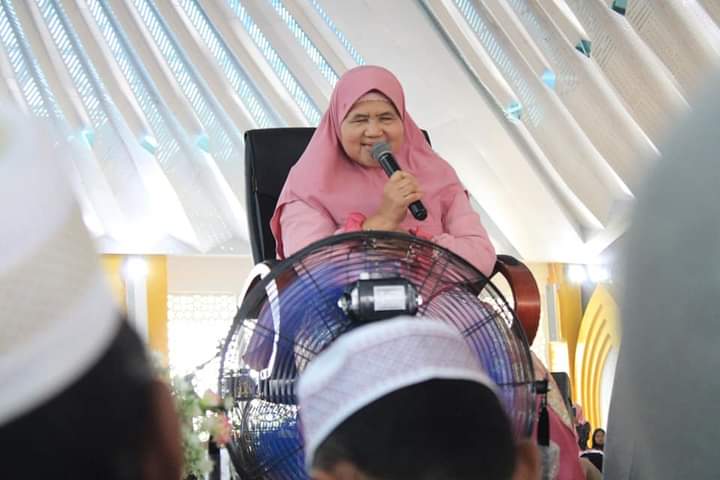 Ustaz Dra. Hj. Dede Rosidah (Mama Dedeh), saat memberikan siraman rohani di Masjid Agung Dharmasraya, Minggu (19/3). BADRI.
