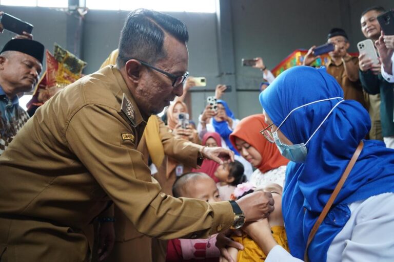 Bupati Tanah Datar Eka Putra,saat menghadiri Crash Program Polio bagi anak Balita di Sungai Tarab, Senin (6/3) EMRIZAL