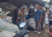 Tumpuk Barang di Atas Trotoar, Pengepul Barang Bekas Ditegur Satpol PP Padang