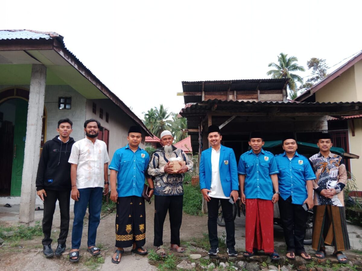 Ketua DPD KNPI Padang Pariaman David Marwandi bersama pengurus DPD KNPI saat berbagi takjil kepada masyarakat. IST