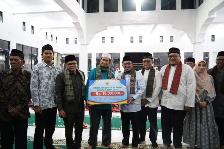 Bupati Eka Putra menyerahkan secara simbolis  bantuan untuk guru dan petugas masjid se-Kabupaten Tanah Datar Sabtu (15/4) di Masjid Babussalam Kinawai, Nagari Balimbiang Kecamatan Rambatan. EMRIZAL