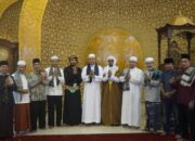 Bupati Pasbar Hamsuardi dan Jajaran Bersama Masyarakat Laksanakan Salat Idulfitri di Masjid Agung Baitul Ilmi