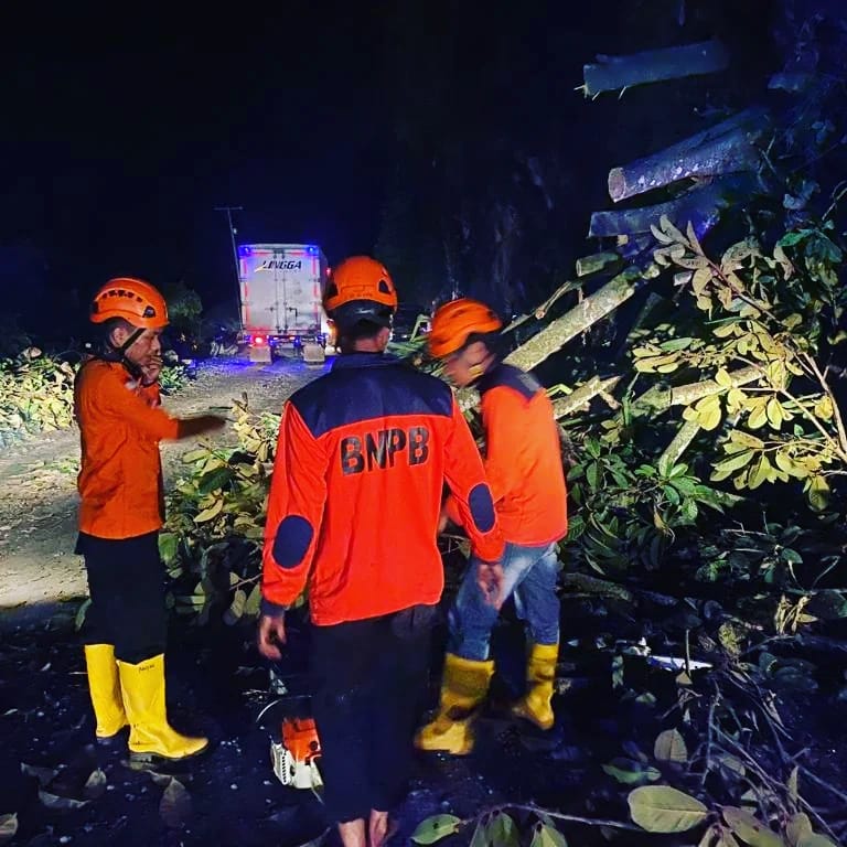 BERSIHKAN LONGSOR-- BPBD Lima Puluh Kota melakukan pembersihan terhadap akses jalan Sumbar – Riau yang tertutup karena longsor. IST