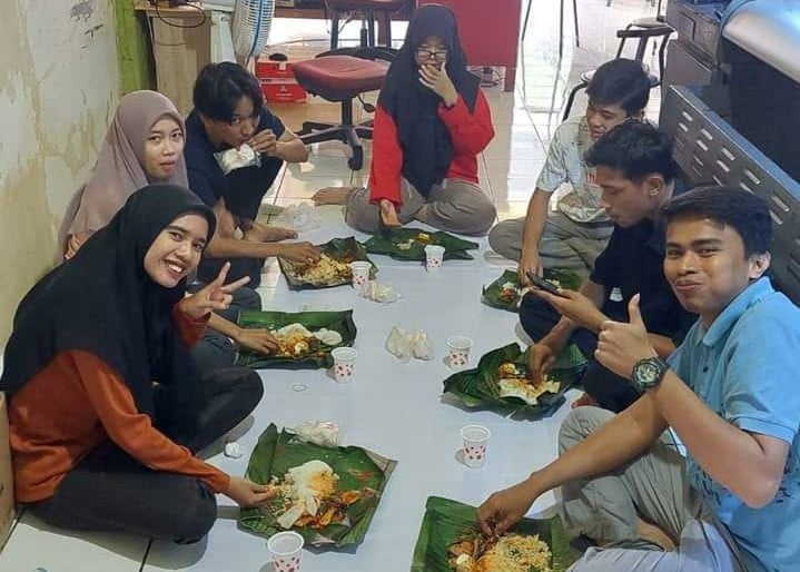 Bingung menemukan menu berbuka yang menggugah selera dengan harga terjangkau, boleh mencoba nasi tungkuih daun DapoerPipit di Lubuk Basung, Agam.